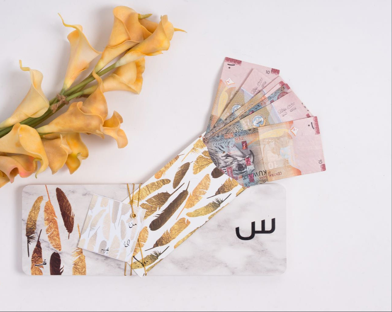 قاعدة مع ظرف ذهبي