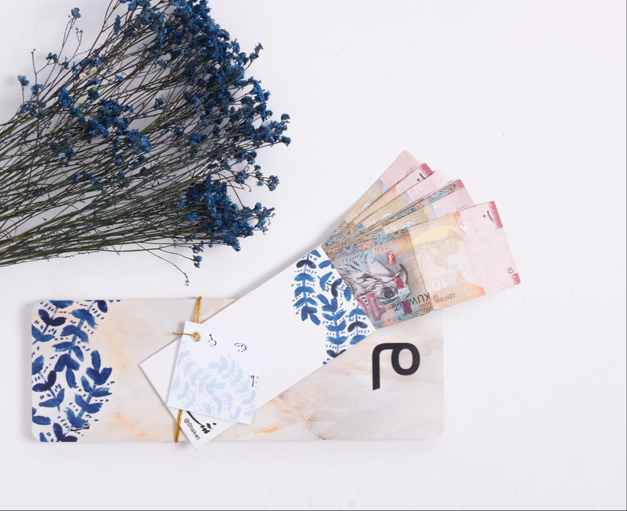 قاعدة مع ظرف أزرق